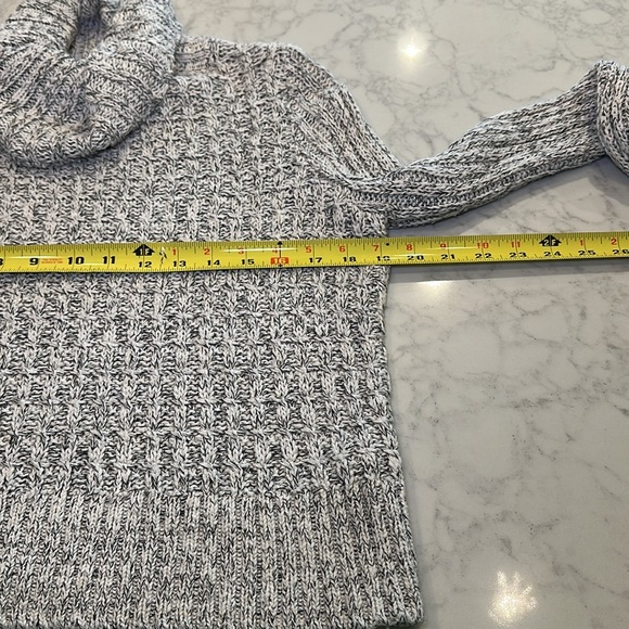 Free People Marled Twisted Cable Cropped Turtleneck Sweater Size Medium - Picture 6 of 8